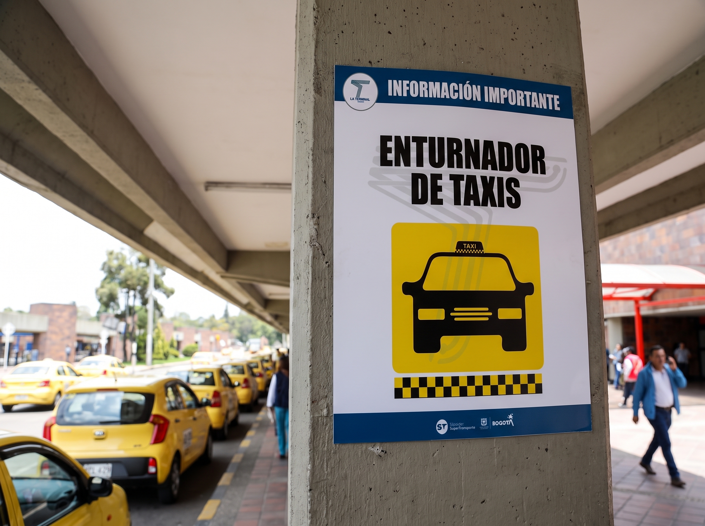 Señalización en la terminal de transportes de Bogotá bahías y accesos